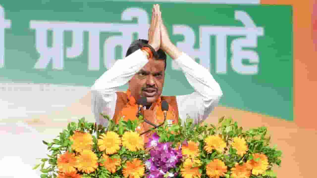 'आपले देवा भाऊ मुख्यमंत्री' महाराष्ट्र में फिर शुरू पोस्टर पॉलिटिक्स Devendra Fadanvis