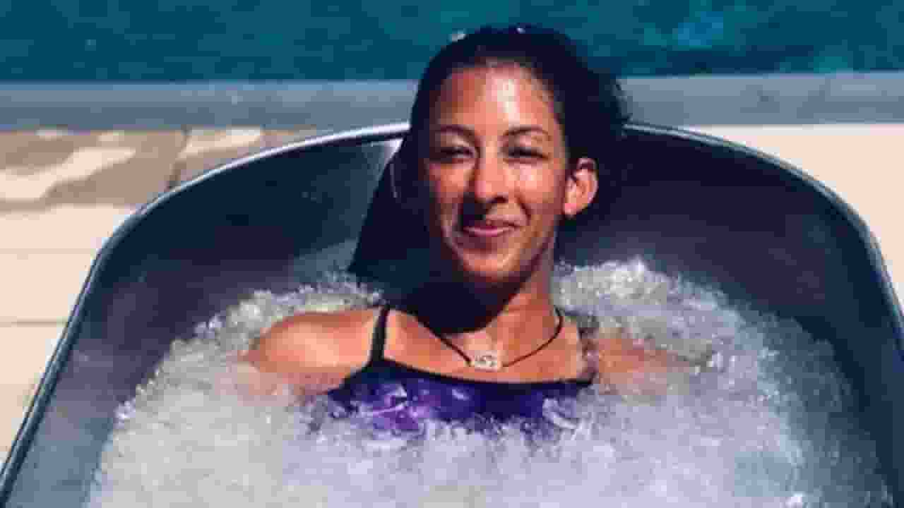 क्लीनिक में महिला डॉक्टर ने किया ओरल सेक्स, लाइसेंस हुआ सस्पेंड Suman Khulbe