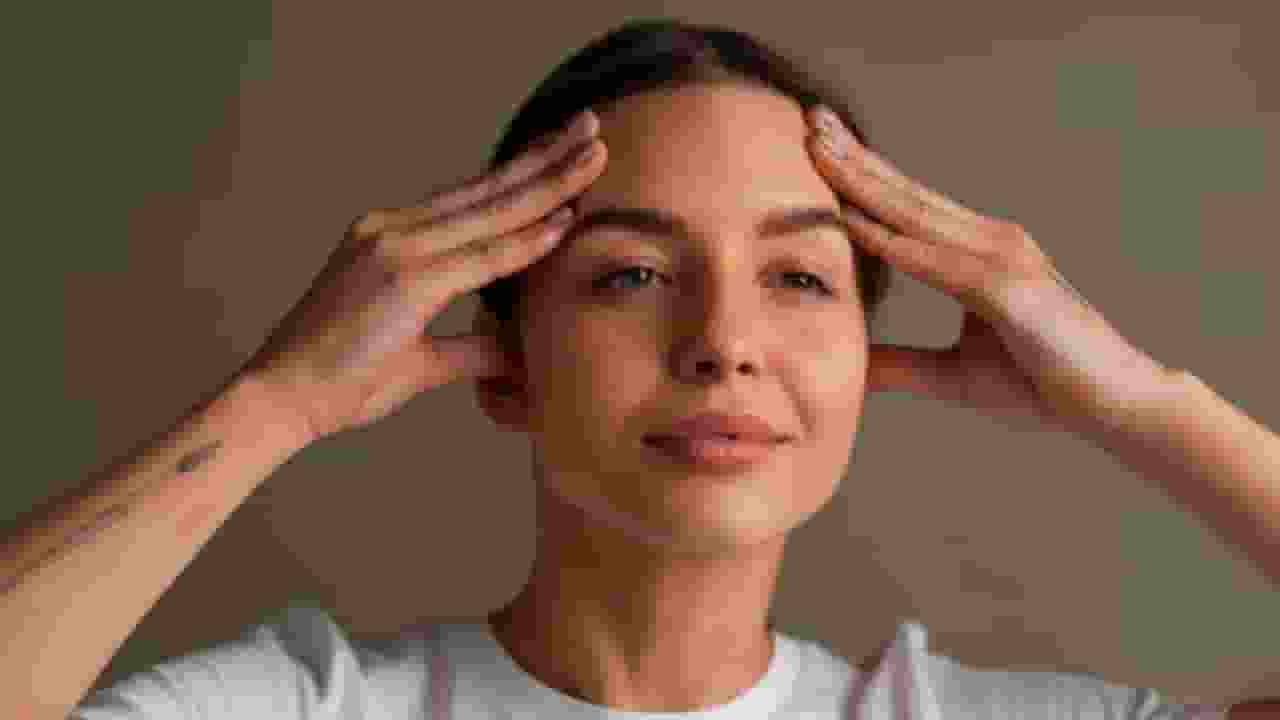 झुर्रियां और पफीनेस को दूर करने के लिए करें ये फेस योग face yoga benefits