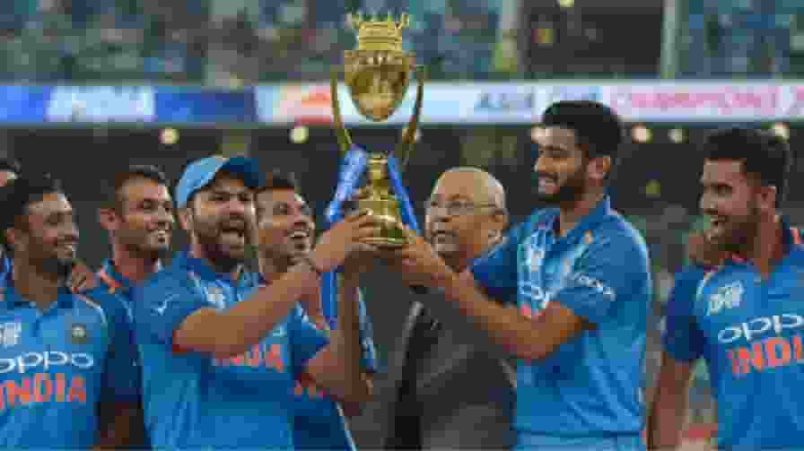 एशिया कप 2018: रोमांचक फाइनल में आखिरी गेंद पर खिताब जीती टीम इंडिया Rohit Sharma Asia Cup Trophy