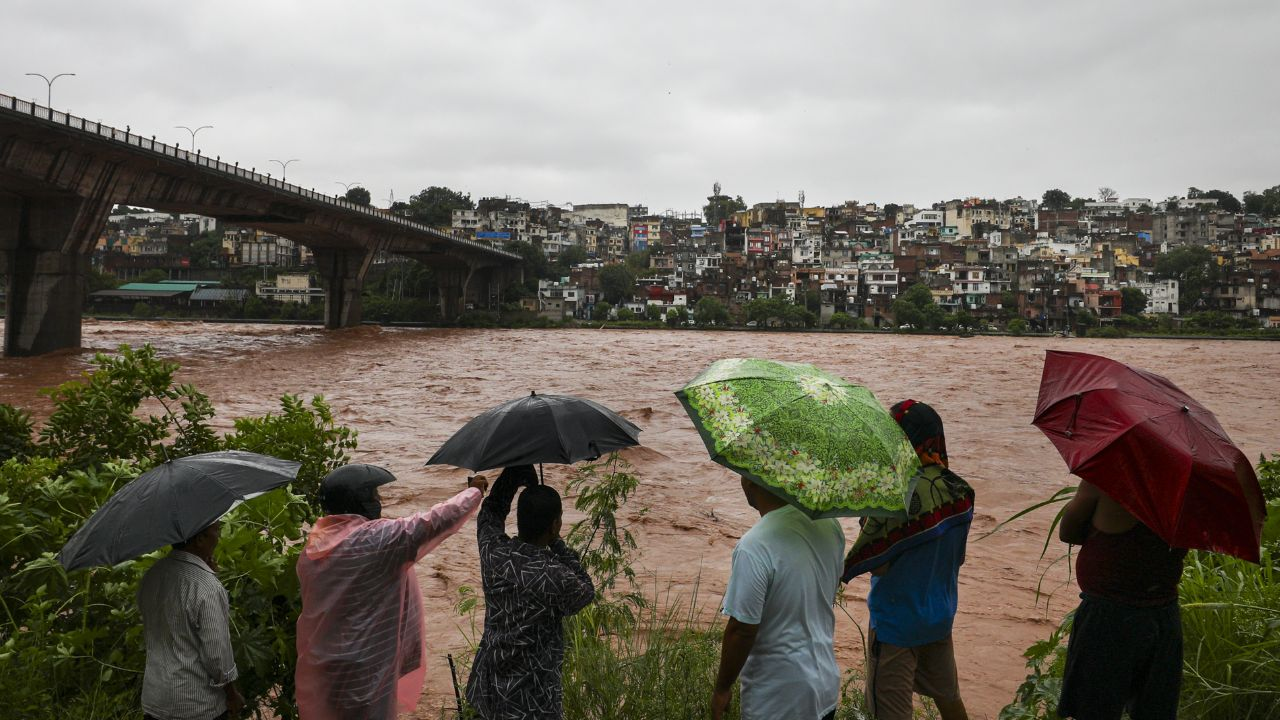 जम्मू में भारी बारिश, डोडा में फ्लैश फ्लड; नदी-नाले सब उफान पर jammu rain