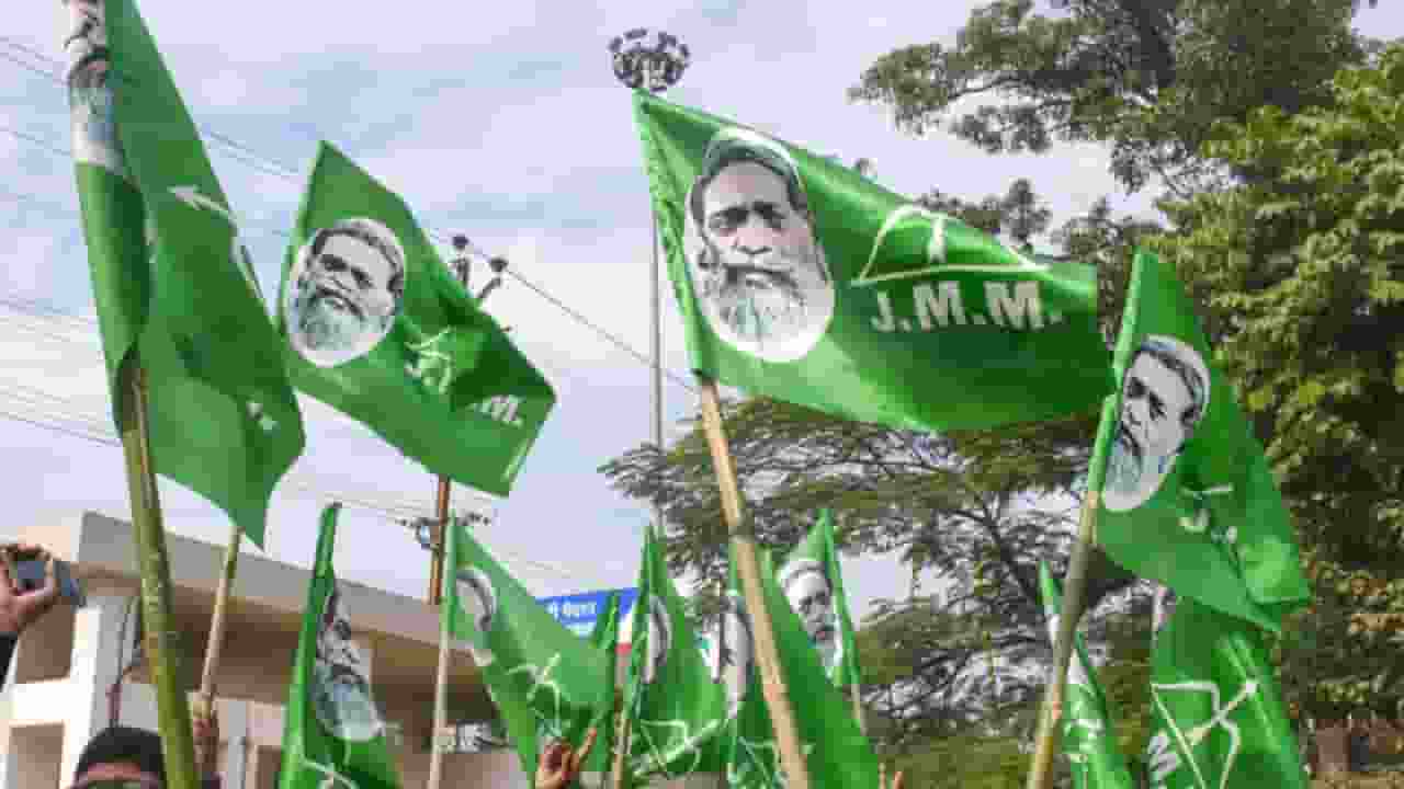 पिता की हत्या के मुख्य आरोपी से चुनाव लड़ रहा ये JMM विधायक JMM and BJP