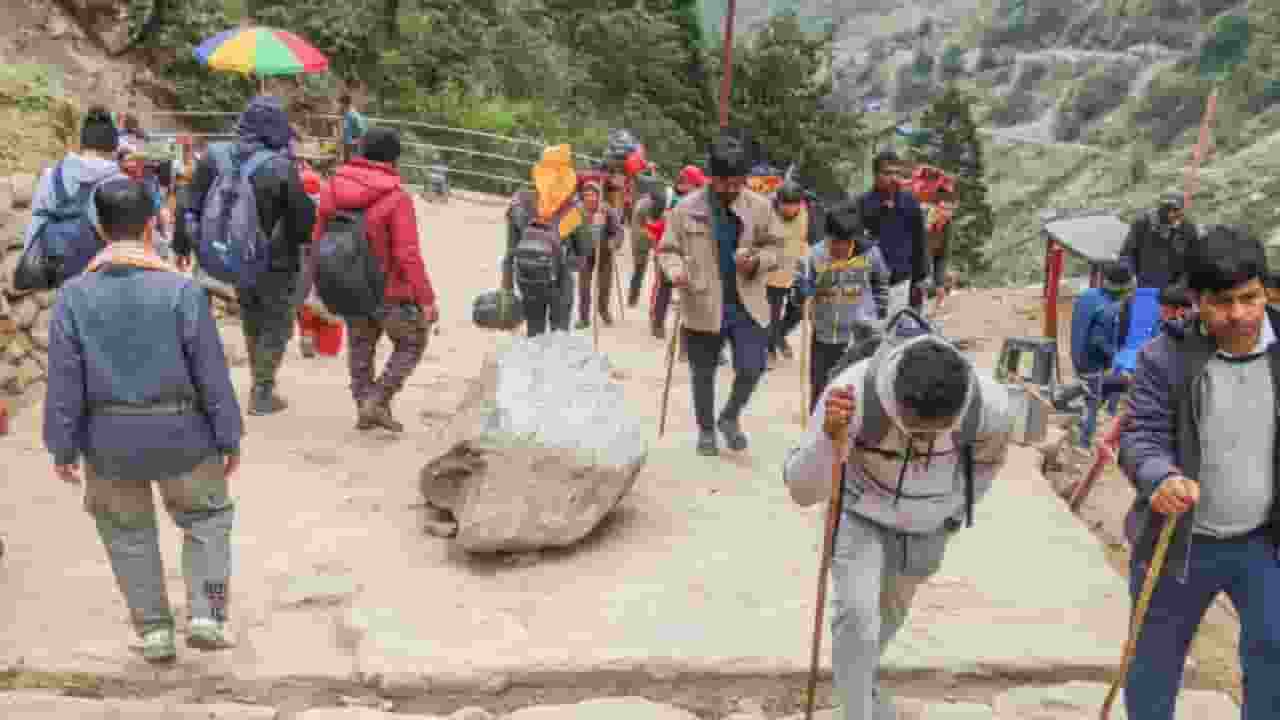 केदारनाथ यात्रा: जंगलचट्टी में पहाड़ी से गिरे पत्थर, 2 की मौत, कई घायल Kedarnath