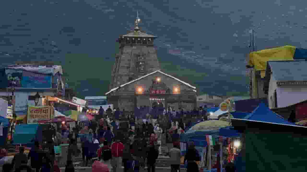 'श्रद्धालु जहां हैं वहीं रुकें,' केदारनाथ में स्थगित हुई पैदल यात्रा Image of Kedarnath Dham
