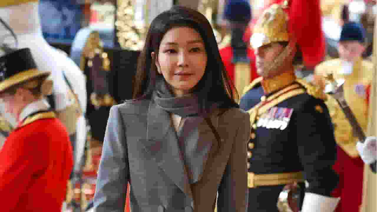 दक्षिण कोरियाः राष्ट्रपति की पत्नी के खिलाफ नहीं होगी जांच Kim Keon-hee : X: @ElBirreteBlanco