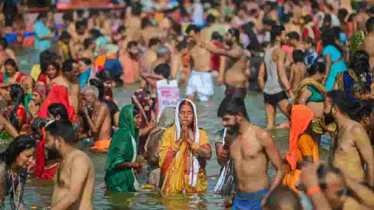 स्कूल बंद, गली-मोहल्ले में भीड़...कुंभ ने बढ़ाई अयोध्या-काशी में टेंशन Maha Kumbh traffic update