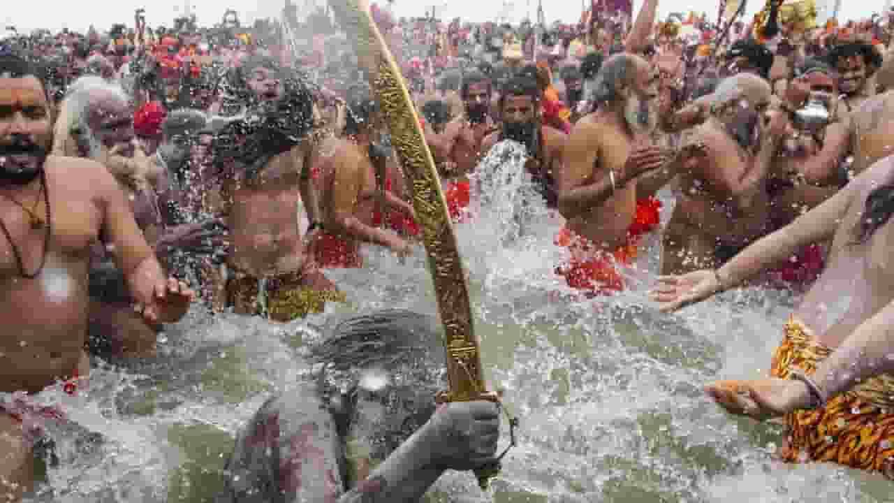 भारी भीड़ में न जाएं संगम, इन जगहों पर स्नान से भी मिलता है उतना ही फल Image of Kumbh Mela Snan