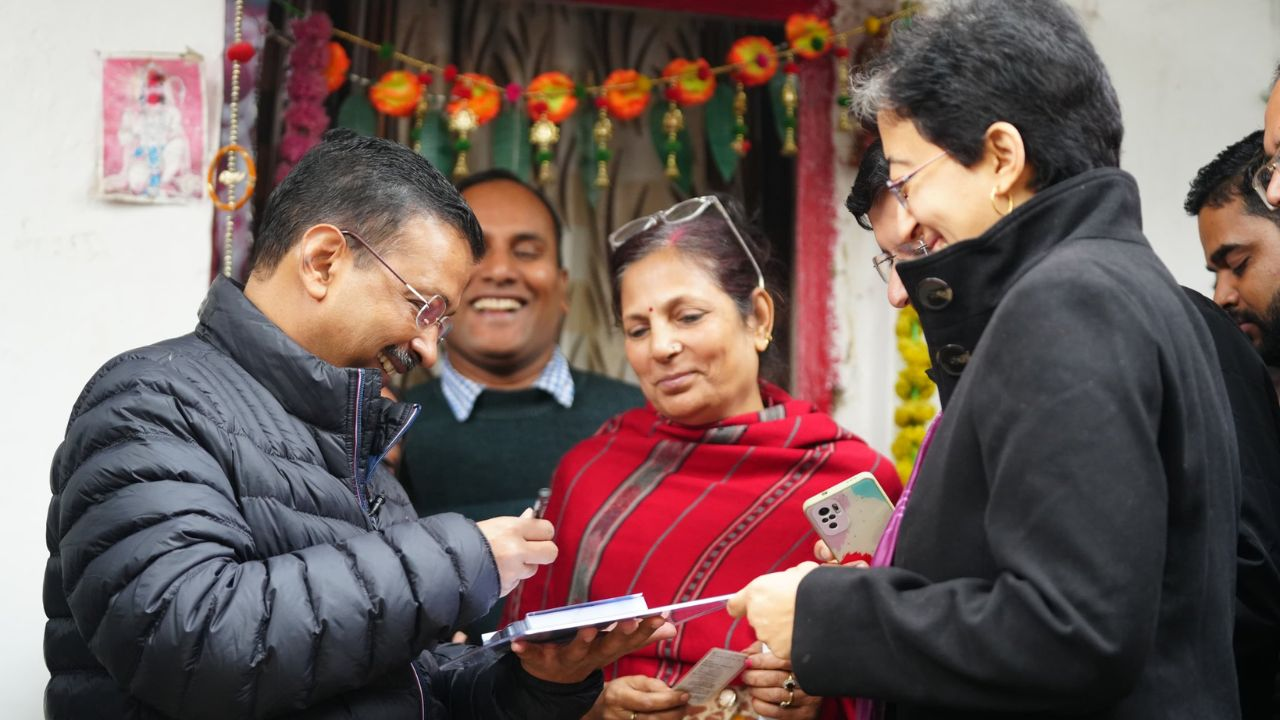 'कार्ड नहीं भरोसा है', AAP की योजना पर क्या बोले लाल क्वार्टर के लोग? arvind kejriwal