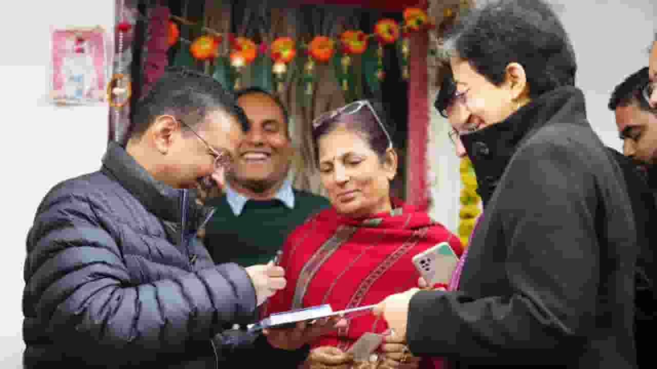 'कार्ड नहीं भरोसा है', AAP की योजना पर क्या बोले लाल क्वार्टर के लोग? arvind kejriwal