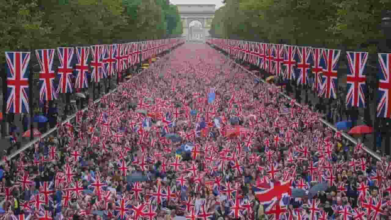 लंदन में प्रवासियों के खिलाफ प्रदर्शन, लाखों लोग सड़क पर, ऐसा क्या हुआ London