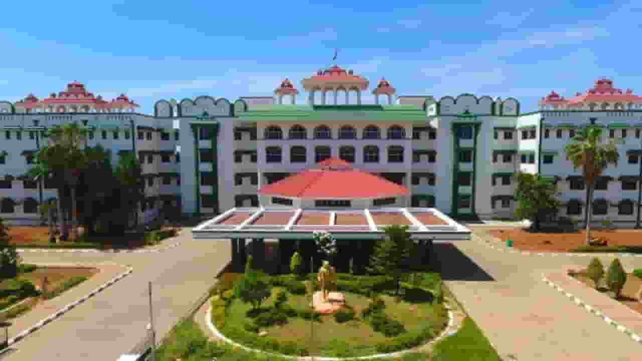 दो प्रेमियों का एक दूसरे को गले लगाना और चूमना स्वाभाविक- HC madras high court