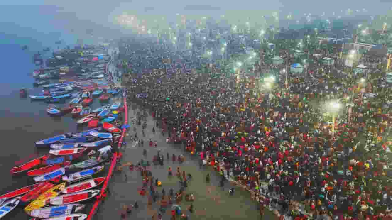 महाशिवरात्रि पर महाकुंभ में किस समय करें पवित्र स्नान? यहां जानें Image of Mahakumbh Mela