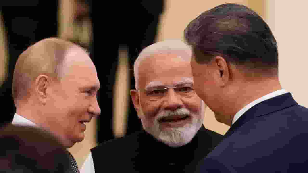 रूस से तेल खरीदने पर बौखलाए ट्रंप, अब पुतिन से गले मिल गए PM मोदी Narendra Modi and Vladimir Putin