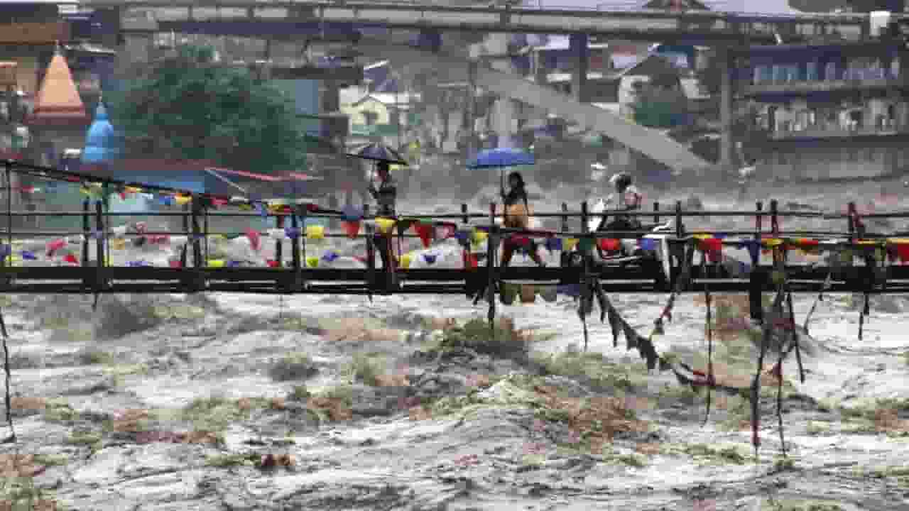 उत्तराखंड, J&K और हिमाचल में बारिश का रेड अलर्ट, नोएडा में स्कूल बंद Weather news