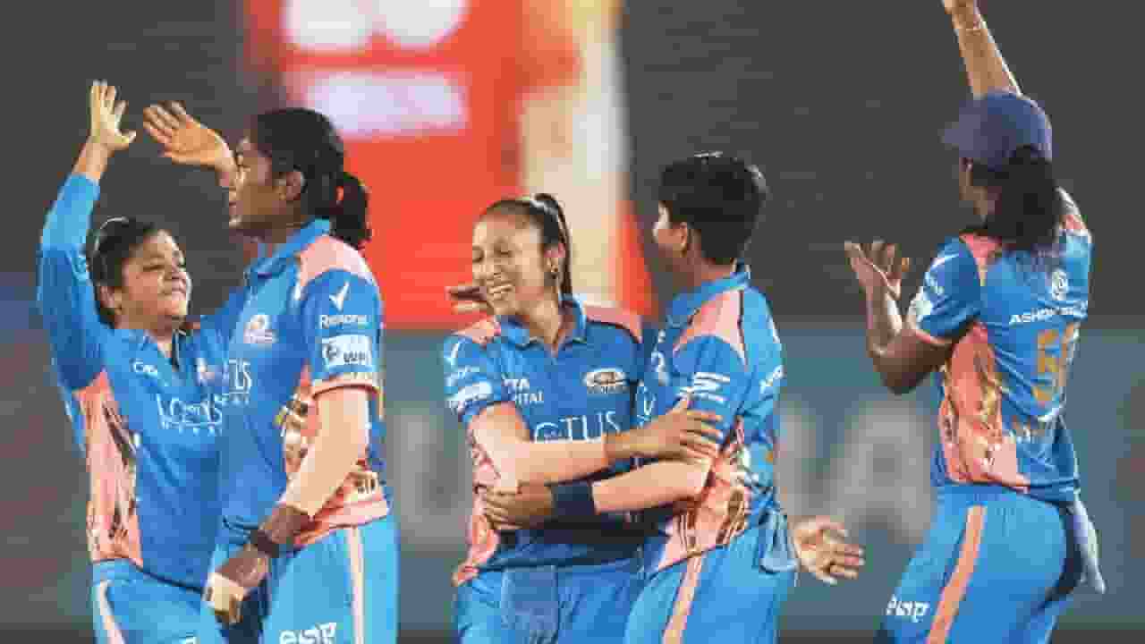 गुजरात टाइटंस को हराकर WPL के फाइनल में पहुंची मुंबई इंडियंस mumbai indians team