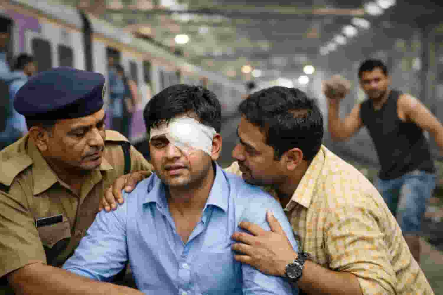 मुंबई लोकल में सीट विवाद