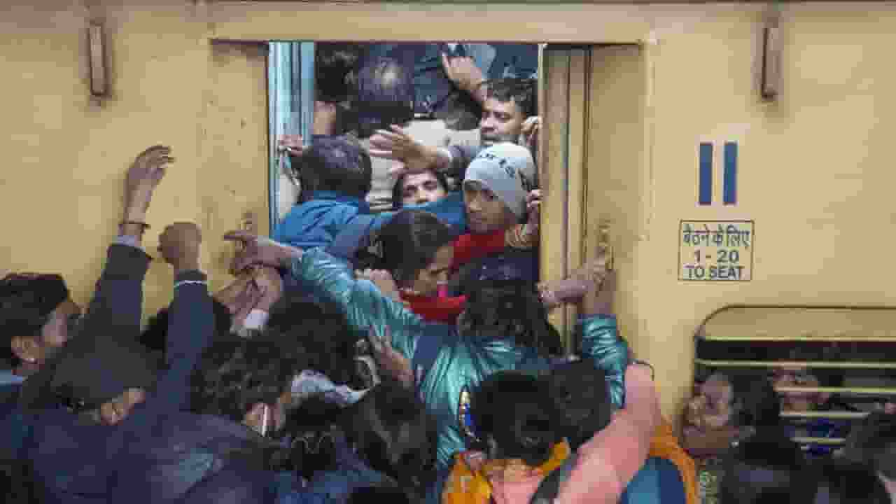 3 मिनट, 2 अनाउंसमेंट... रेलवे स्टेशन पर कैसे मची भगदड़? पढ़ें रिपोर्ट ndls stampede