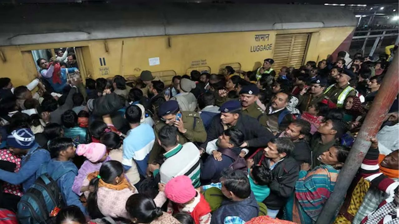 नई दिल्ली में भगदड़ पीड़ितों के परिवार को लाखों रुपये कैसे बांट दिए? new delhi railway station