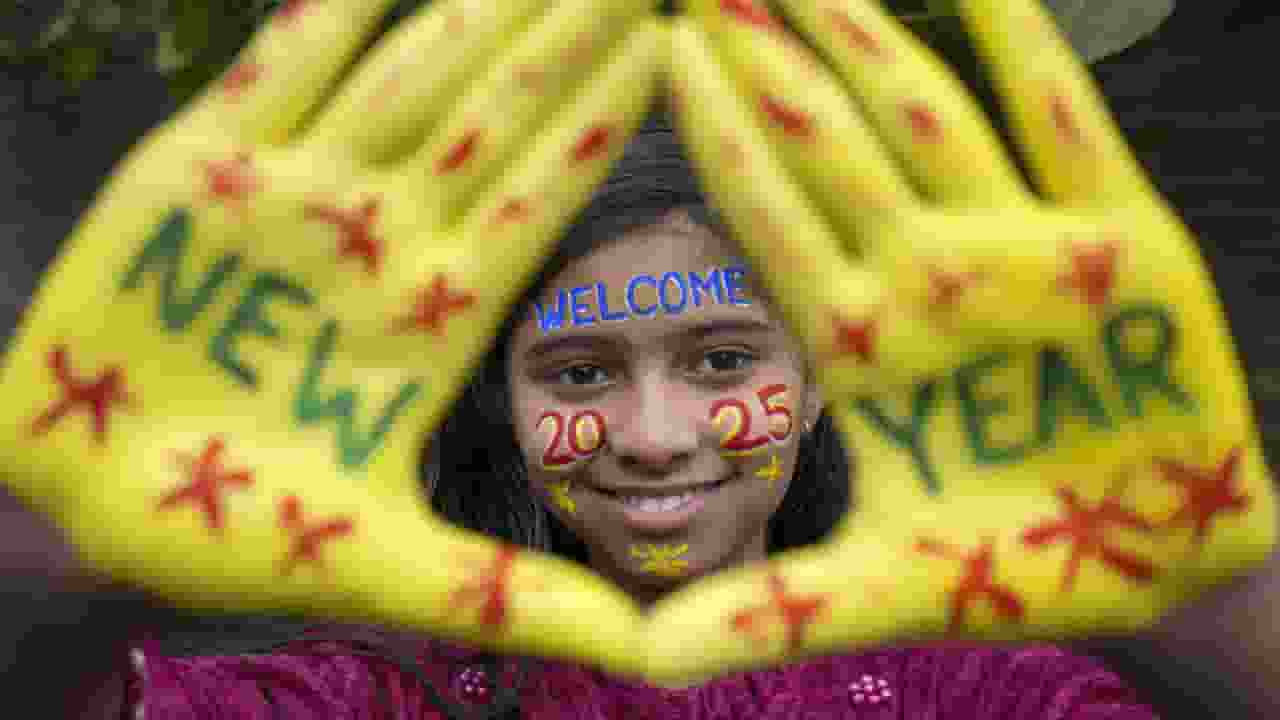 कहीं आतिशबाजी, कहीं मंदिरों में जुटी भीड़, ऐसे हुआ 2025 का स्वागत new yea 2025