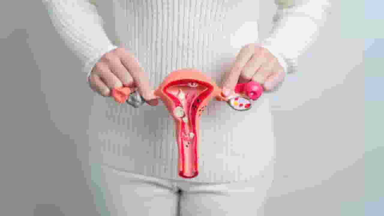 अनियमित पीरियड्स को हल्के में लेने की गलती ना करें। कई बार अनियमित पीरियड्स पीसीओएस की तरफ भी संकेत करता है। आइए जानते हैं कैसे? PCOS