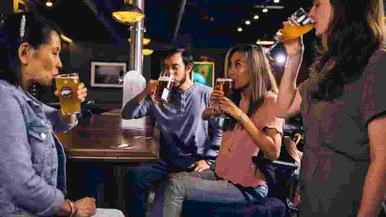 न्यू-ईयर की यह कैसी पार्टी? पब ने इनवाइट के साथ भेजा कंडोम और ORS pune pub Sends Condoms With New Year Party Invite