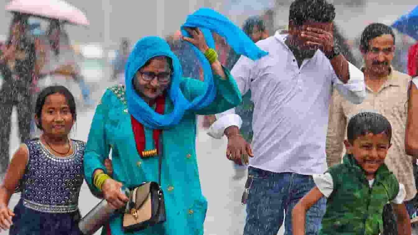 कहीं राहत, कहीं आफत; महाराष्ट्र में बाढ़ तो दिल्ली-NCR में गर्मी Rain
