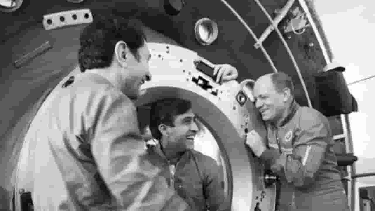 राकेश शर्मा: वह पायलट जो बन गया अंतरिक्ष यात्री
Yury Malyshev, Rakesh Sharma and Nikolai Rukavishnikov.