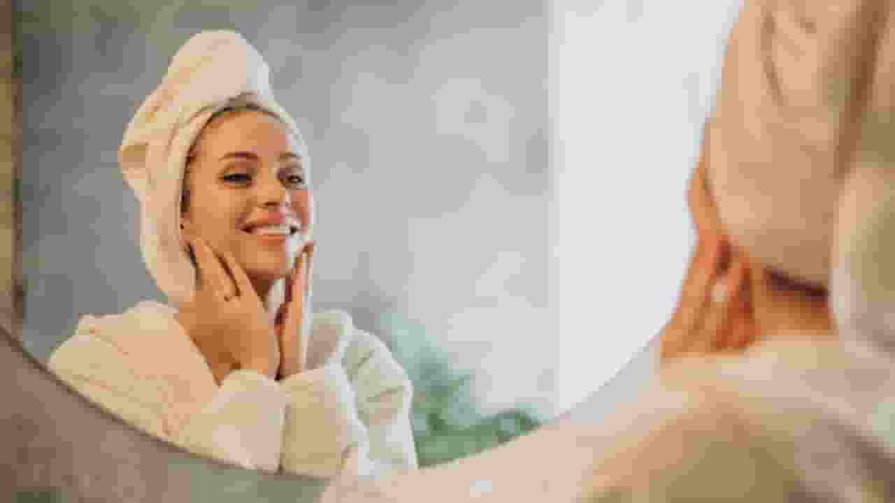 सर्दी में ड्राइनेस की समस्या से रहते हैं परेशान, ऐसे रखें ख्याल skincare tips