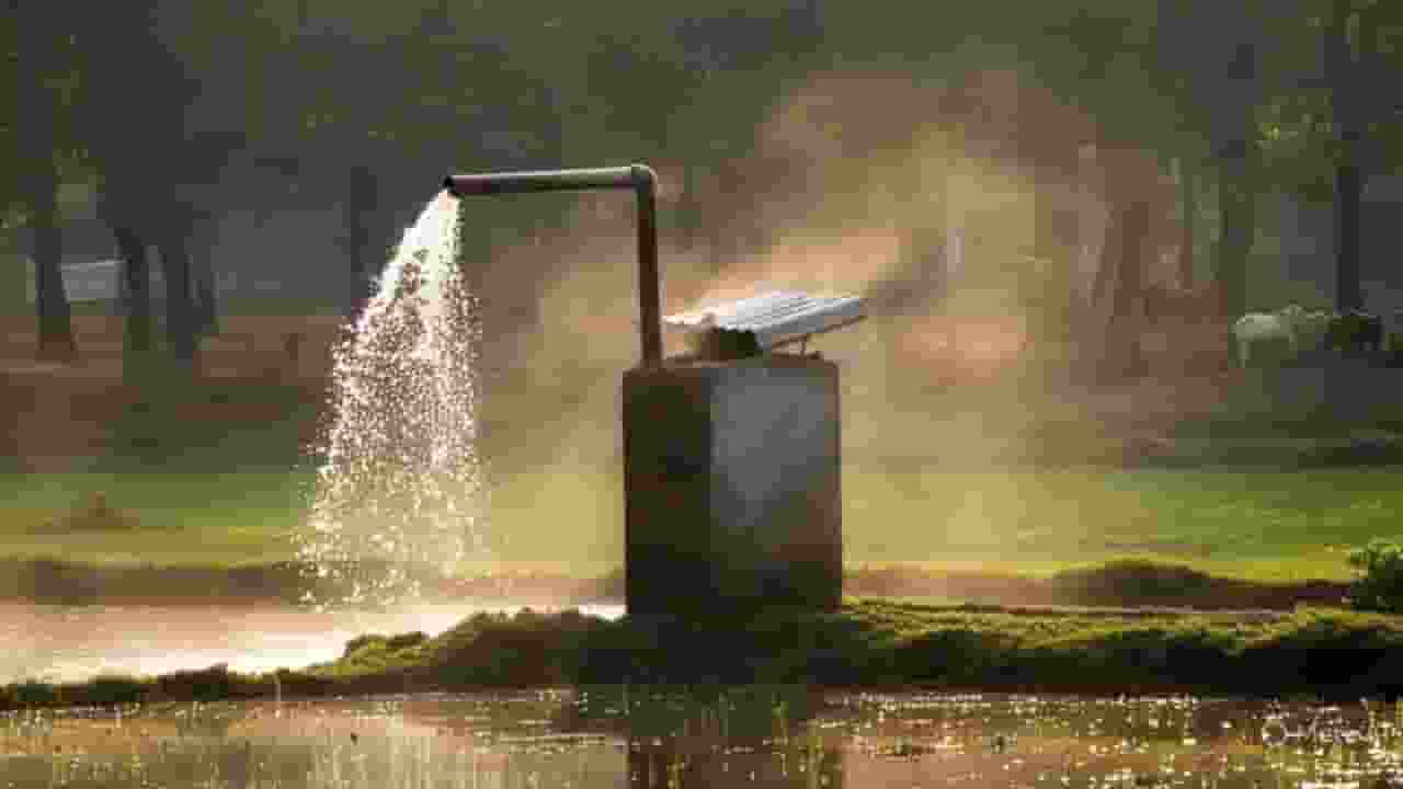 एक रिसर्च के मुताबिक जमीन के भीतर से पानी निकालने से पृथ्वी का ध्रुव या कहें ऐक्सिस पिछले 17 सालों में 32 इंच खिसक गई है। Representational Image । Photo Credit: PTI