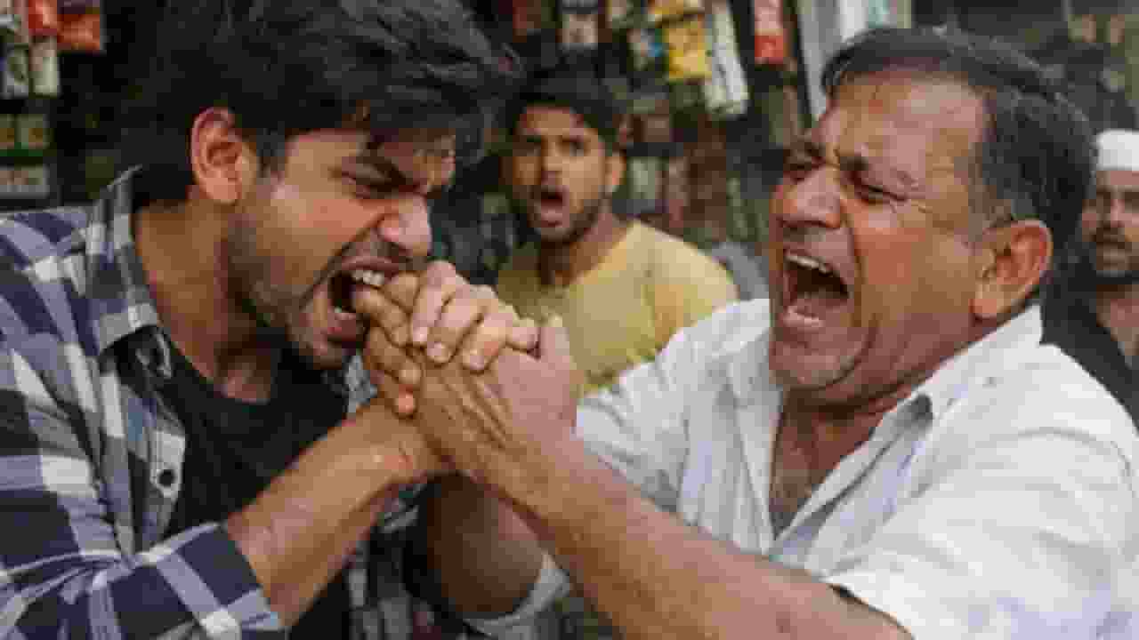 a man bit shopkeeper finger