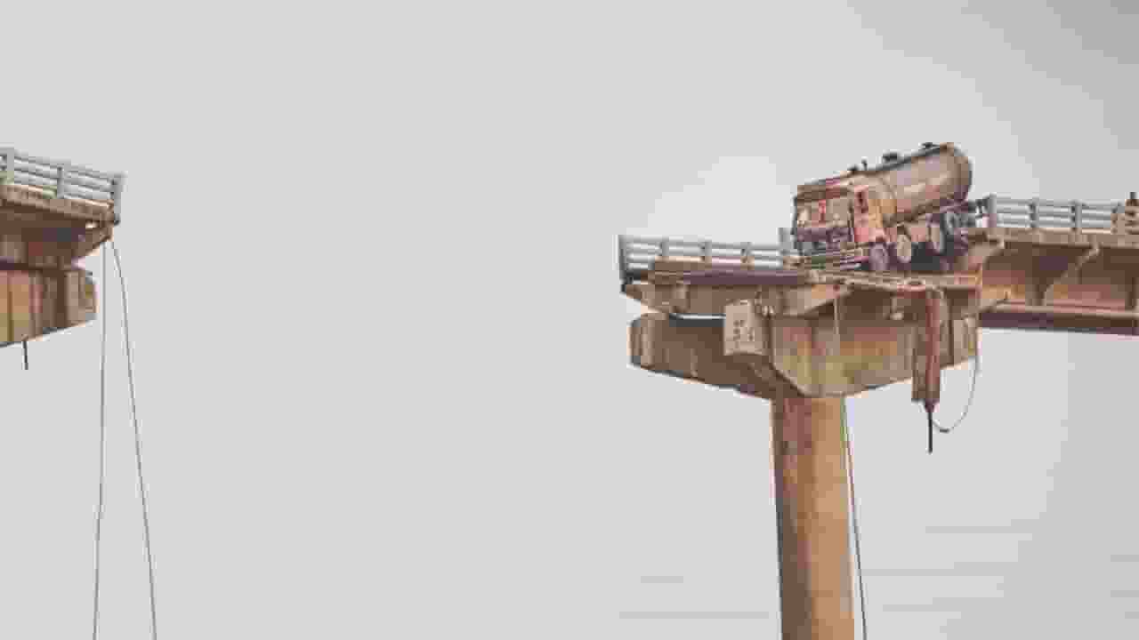 वडोदराः पुल टूटने से फंसा टैंकर 25 दिन बाद कैसे हटा? कलेक्टर ने बताया Gambhira Bridge Stuck Tanker