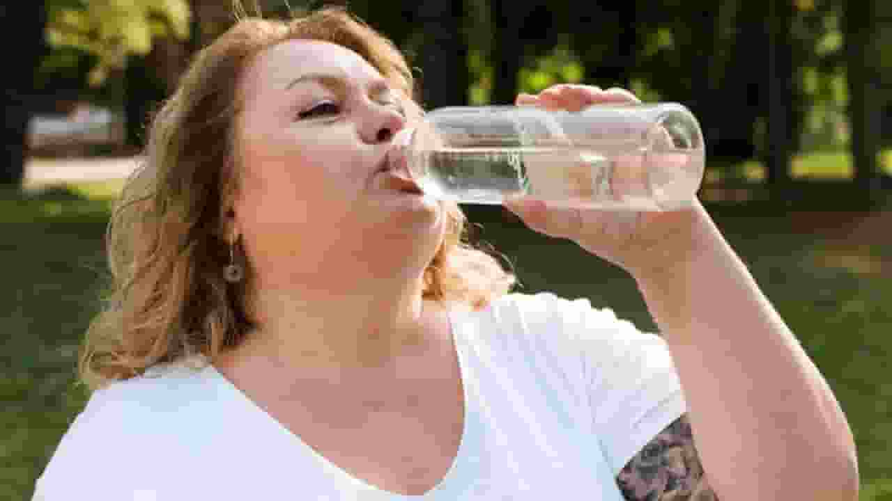 क्या पेट की चर्बी को कम करने के लिए काफी है पानी? जान लें जरूरी बातें water help to control weight