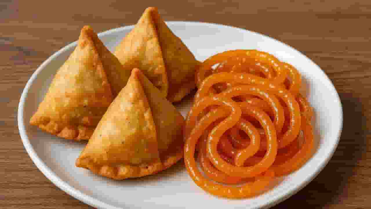 समोसा-जलेबी पर सिगरेट की तरह छपेगी चेतावनी? खबर का सच जान लीजिए Representational Image । Photo Credit: AI Generated