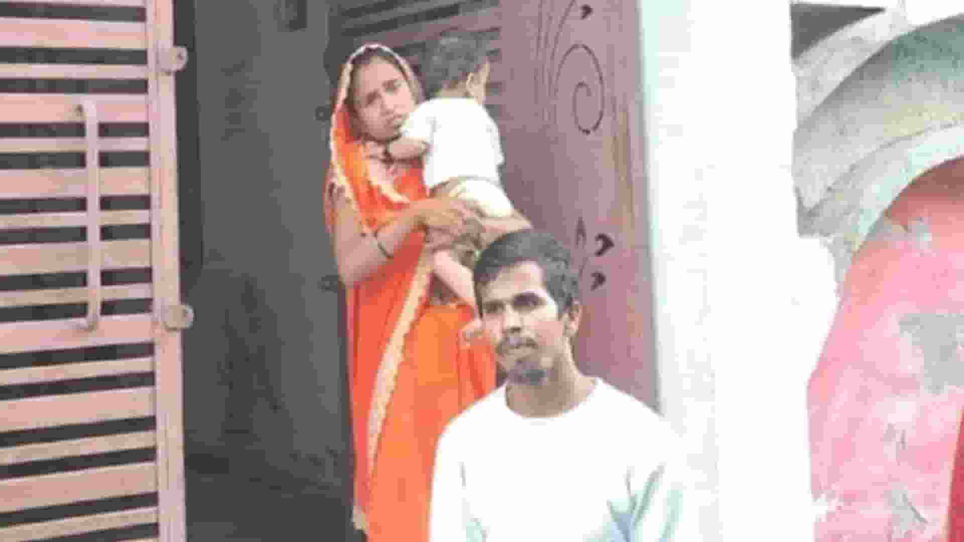 'किस्त दो, बीवी को ले जाओ' लोन न चुकाने पर बैंक में महिला को किया बंधक Bank Loan