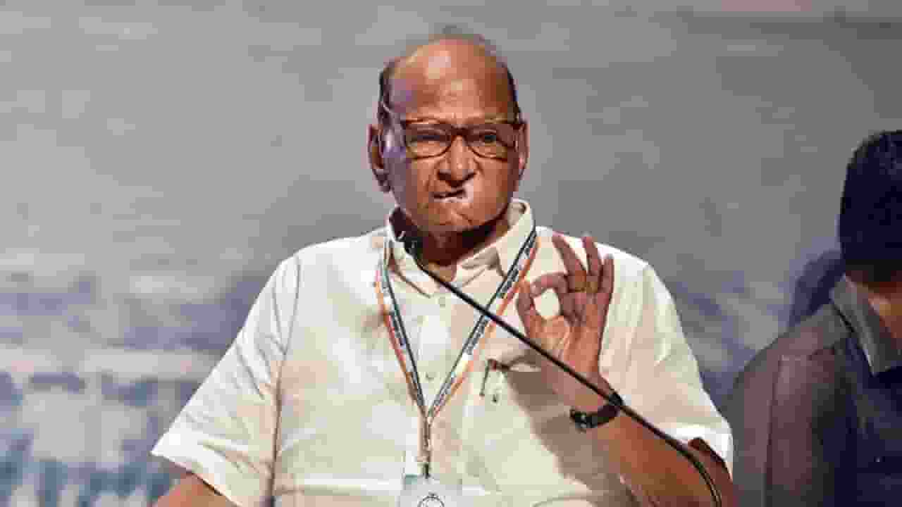 अब EC पर शरद पवार उठाए सवाल, कहा- चुनाव से पहले दो लोगों मिलने आए थे sharad pawar । Photo Credit: PTI
