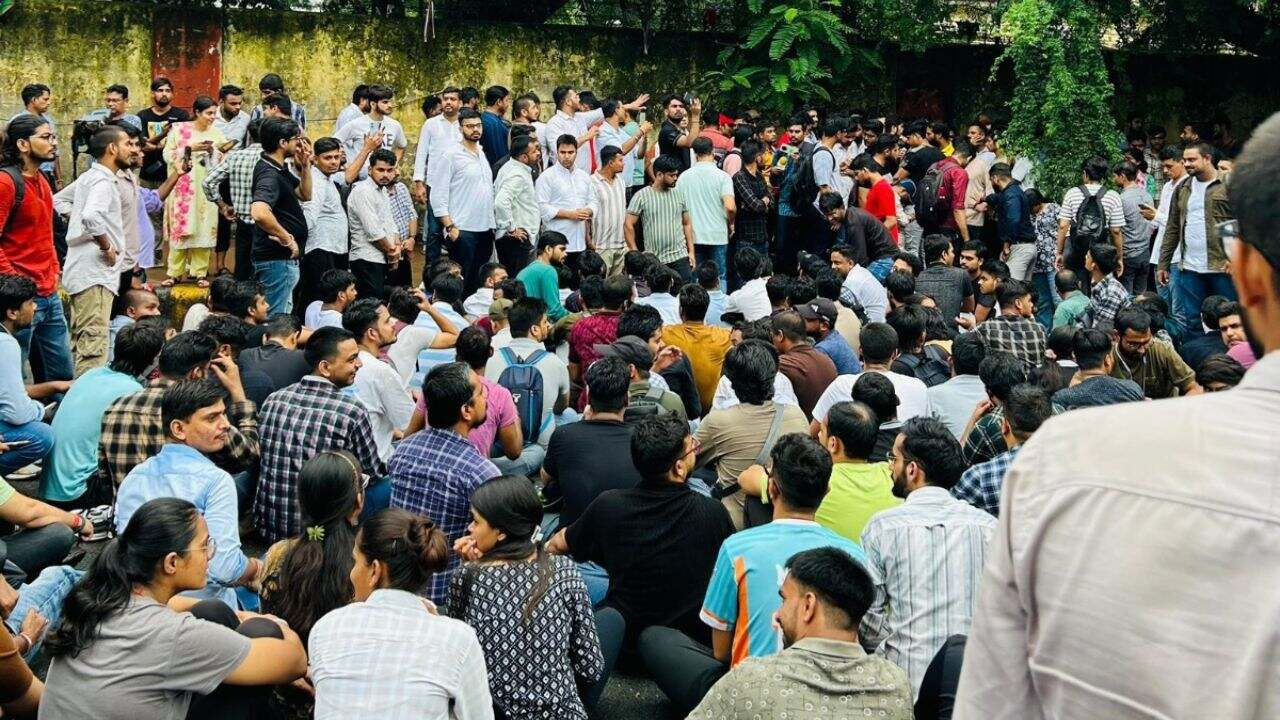 SSC ने ऐसा क्या कर दिया कि सड़क पर उतरे छात्र और टीचर? समझें पूरी बात ssc protest