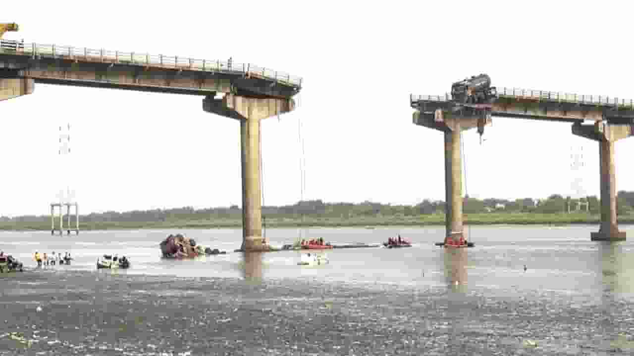 वडोदरा हादसे का असर, गुजरात सरकार ने 5 और पुलों पर आवाजाही रोकी Mahi Sagar River